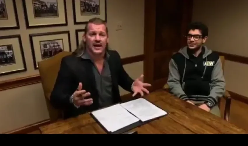  Chris Jericho en el momento que firmó el contrato con AEW.