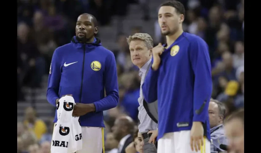 Kevin Durant (izq.) junto a Steve Kerr y Klay Thompson durante un partido.