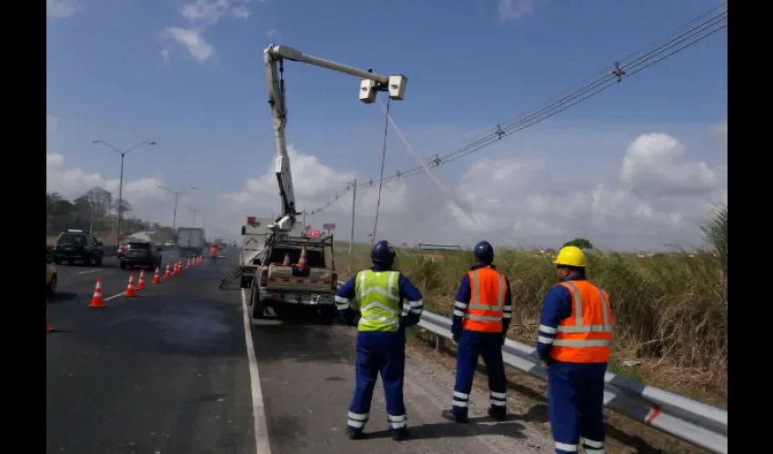  250 mil dólares cuesta cada vehículo que se utiliza para lavar las líneas de distribución de energía. Foto: Cortesía