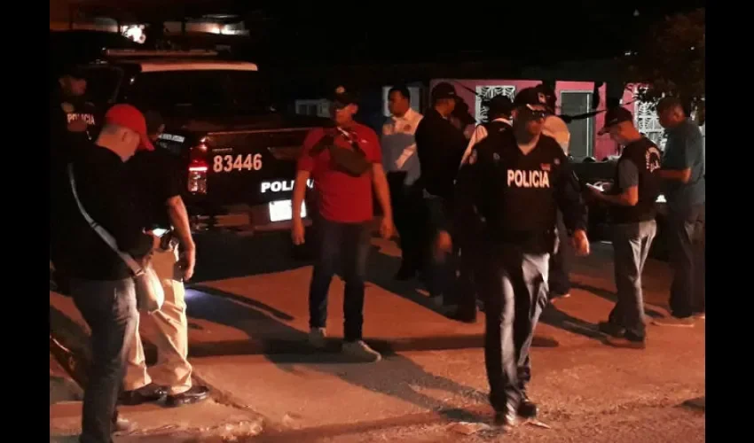 Unidades de la Policía Nacional llegaron al lugar para iniciar las investigaciones y tratar de dar con la captura del responsable. Foto: @ROLANDODAVIDD