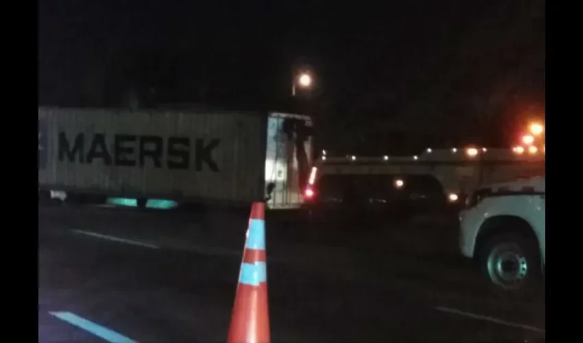 Mula se le desprende contenedor en autopista Panamá- Colón. 