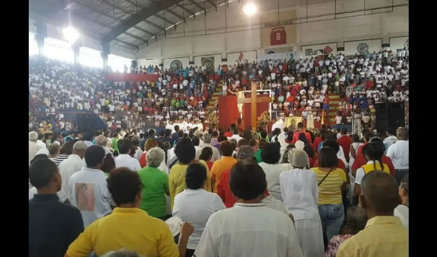 Foto ilustrativa de los peregrinos de Polonia y Chile reunidos en La Chorrera.  