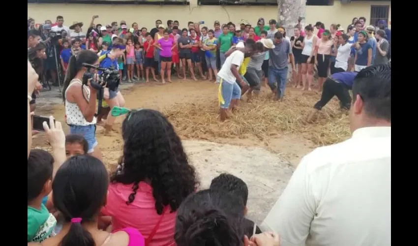 En plena junta de embarre. Foto: Cortesía @protegeryservir