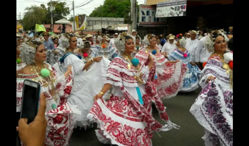 Mujeres se engalanan con el atuendo típico. Foto: Epasa