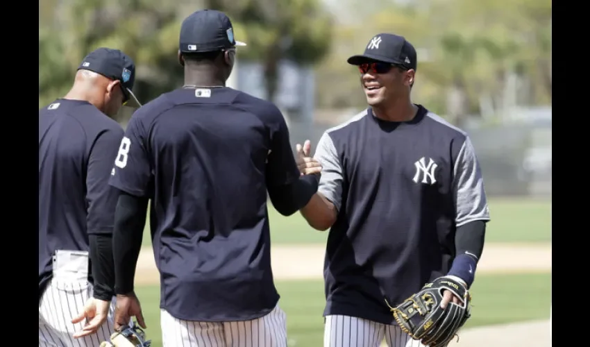 Russell Wilson con el equipo de los Yanquis durante la pretemporada de 2018.