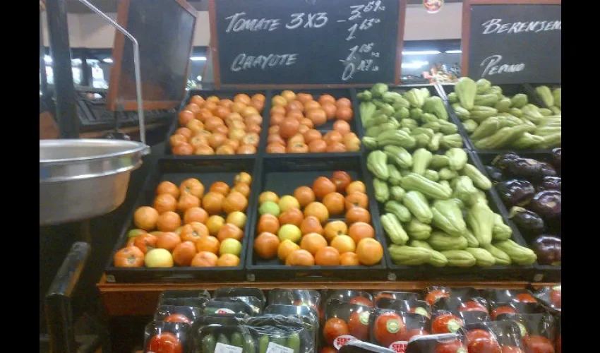 Botaron los tomates por cajas. Foto: Jesús Simmons