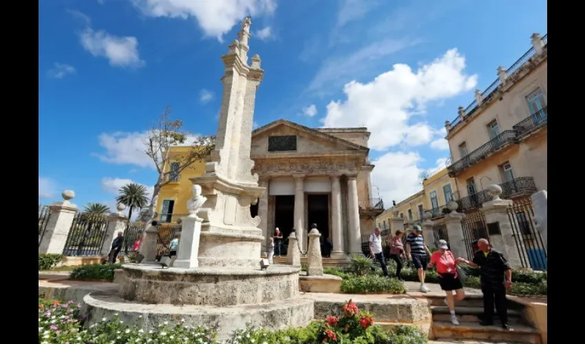 Turistas disfrutan del invierno tropical de La isla Caribeña en La Habana, Cuba. EFE