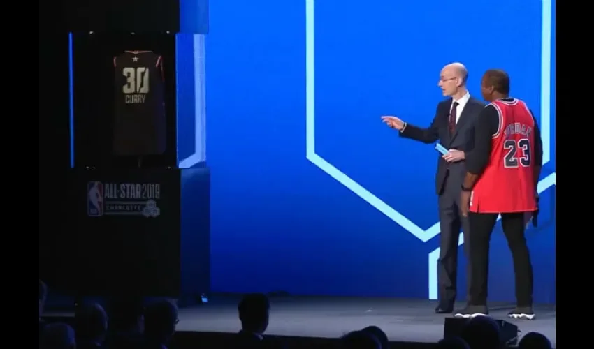 Adam Silver (Izq.) durante la presentación de la camiseta inteligente.