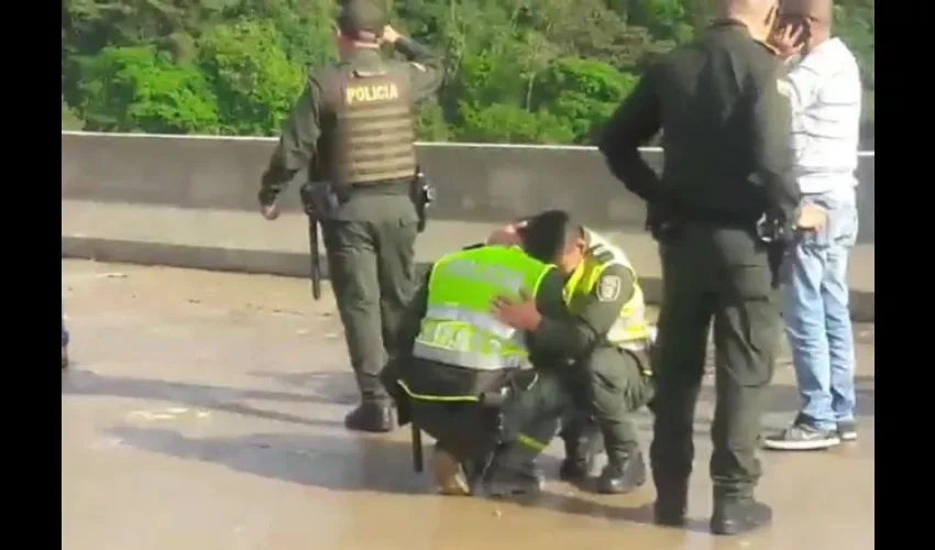 Policías rompieron en llanto ante la impotencia. Foto: Captura de Video