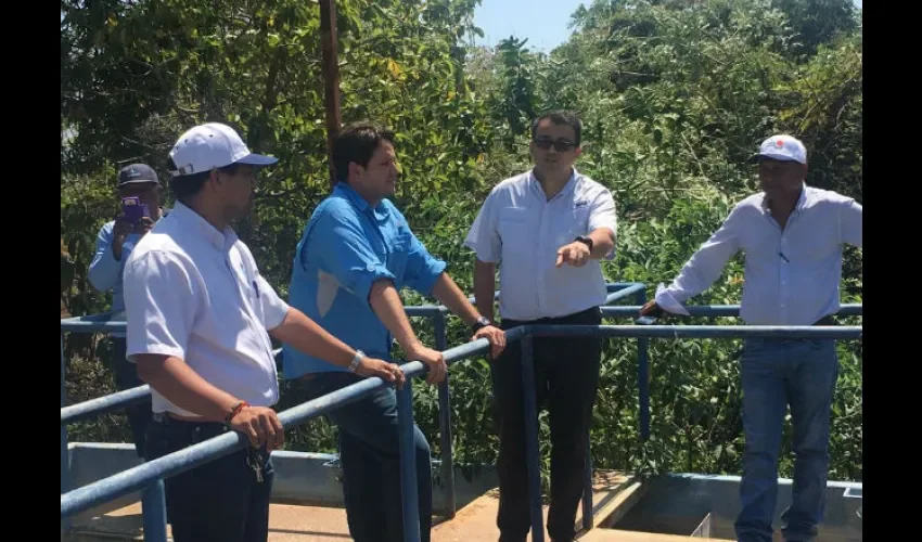 Foto ilustrativa de las autoridades realizando monitoreo en la planta. 