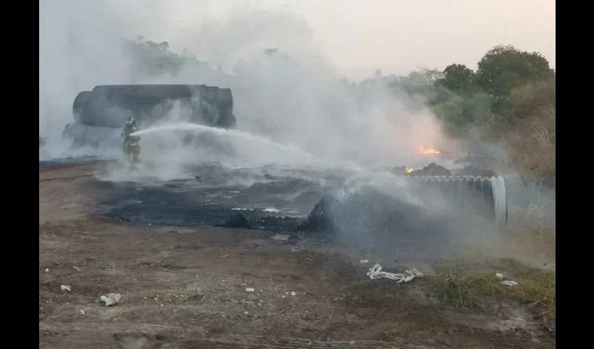 23 bomberos trabajaron para apagar el incendio. Foto: Cortesía