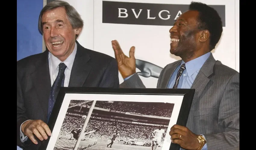 Gordon Banks (izq.) junto a Pelé con una fotografía del Mundial de México 1970.