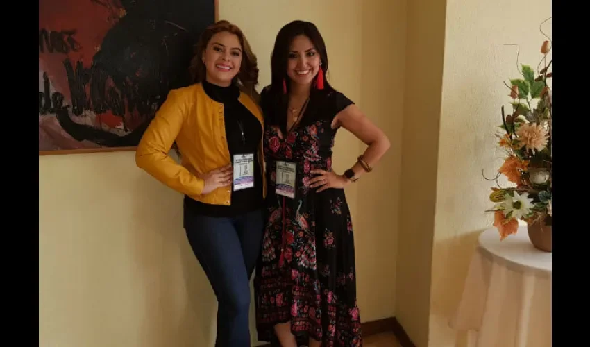 Nicolle Pillman y Margarita Henríquez  posan para el lente de Luis Trujillo en Chile. 