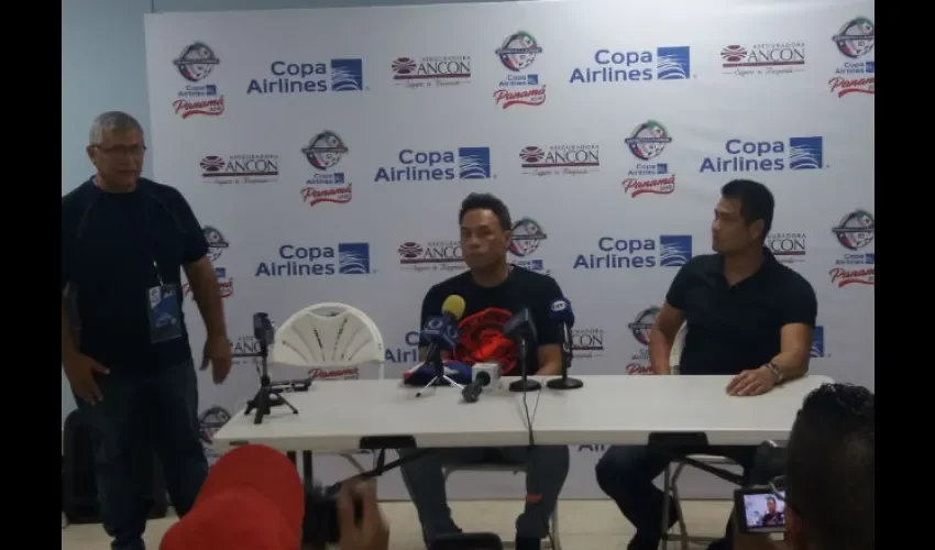 Roberto Alomar (c.) durante la conferencia de prensa junto a Bruce Chen (dcha.)