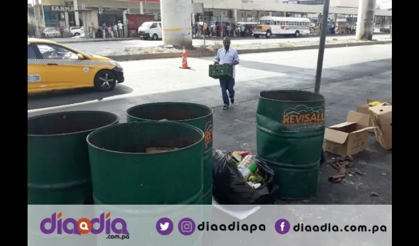 Mandan a indigentes a botar la basura a los tanques de revisalud. Foto: Jesús Simmons