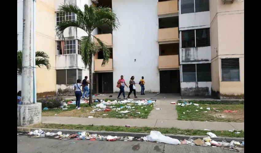 Así de sucio fue encontrado el residencial. 