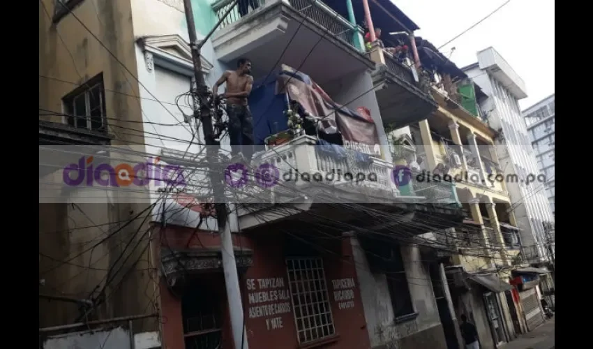 El sujeto se balanceaba por los cables y se lanzaba entre los edificios. Foto: Jesús Simmons. 