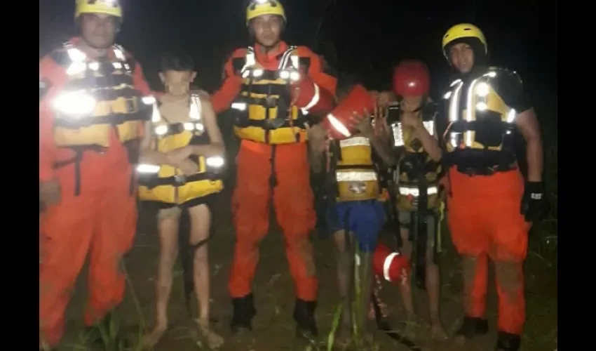 Operarios rescatan a un niño entre los escombros tras derrumbarse un edificio este miércoles en Lagos, Nigeria. EFE