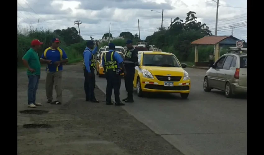 Foto ilustrativa de un taxi llevado en grúa. 