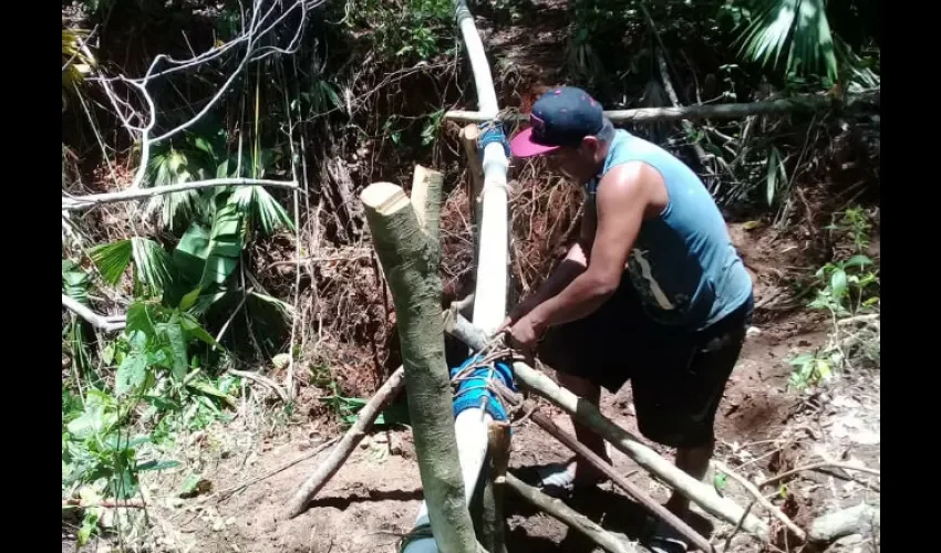 Algunas personas por temor a quedarse sin agua reparan la tubería con los implementos que tengan a mano. 