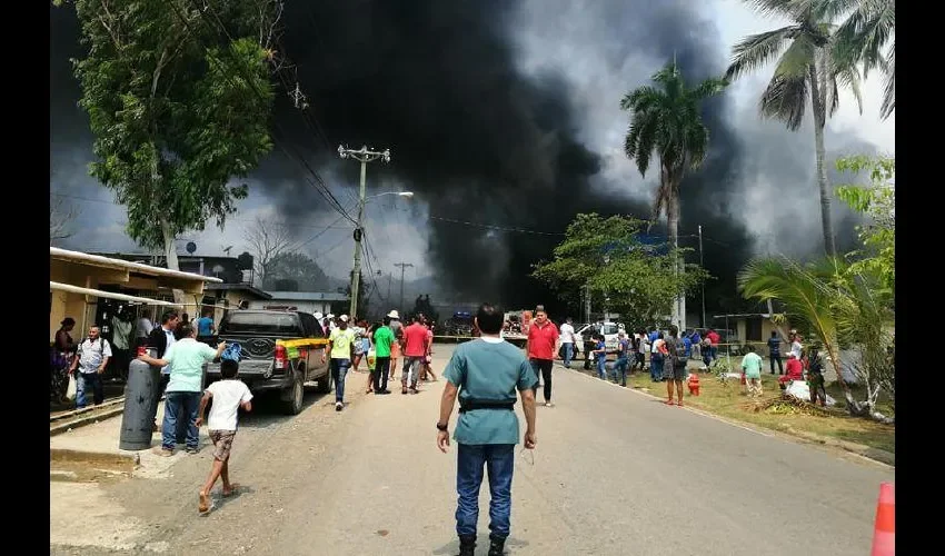 El fuego generó una densa nube negra. Foto: Cortesía