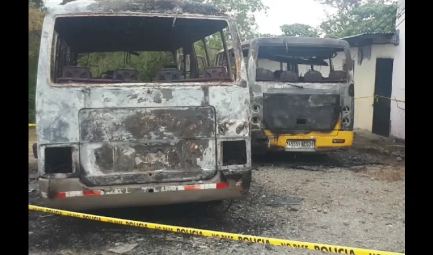 Incendio de buses mantiene a varios moradores preocupados. 