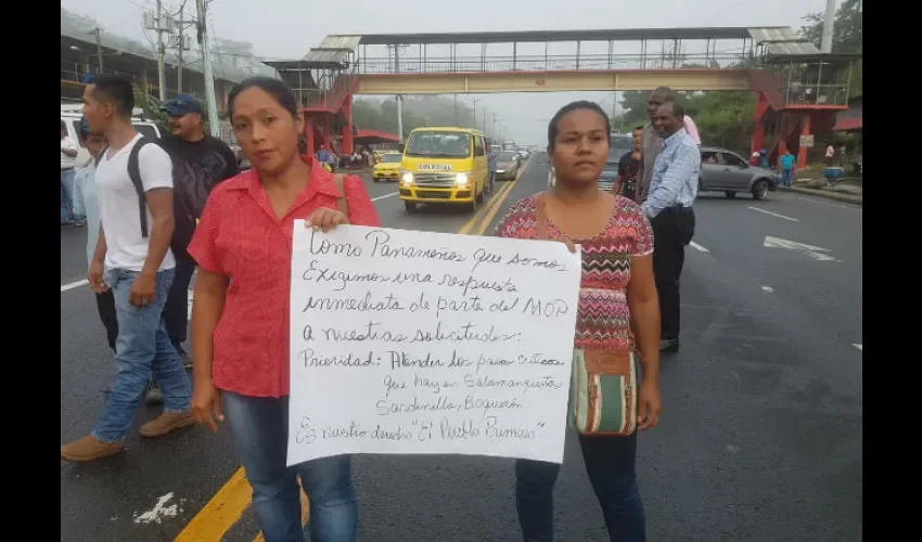 Foto ilustrativa de los estudiantes durante el cierre de la vía. Cortesía