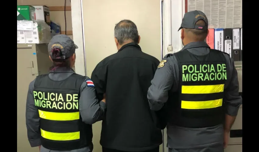 Foto ilustrativa del momento de la captura del sacerdote. 