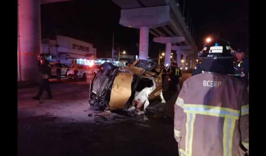 Testigos oculares indican que el taxi chocó frente a frente con un vehículo Suzuki. Foto: Redes Sociales