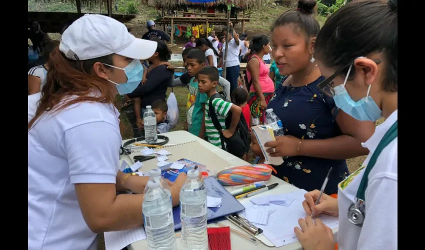 Los voluntarios fueron muy atentos con los miembros de la comunidad. Foto: Cortesía