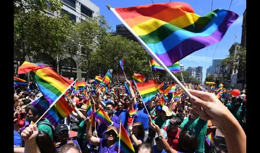 Foto ilustrativa de la bandera multicolor. 