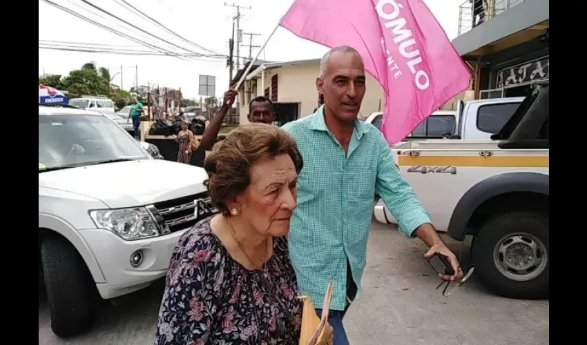 Foto ilustrativa de Susana camino al Tribunal. 