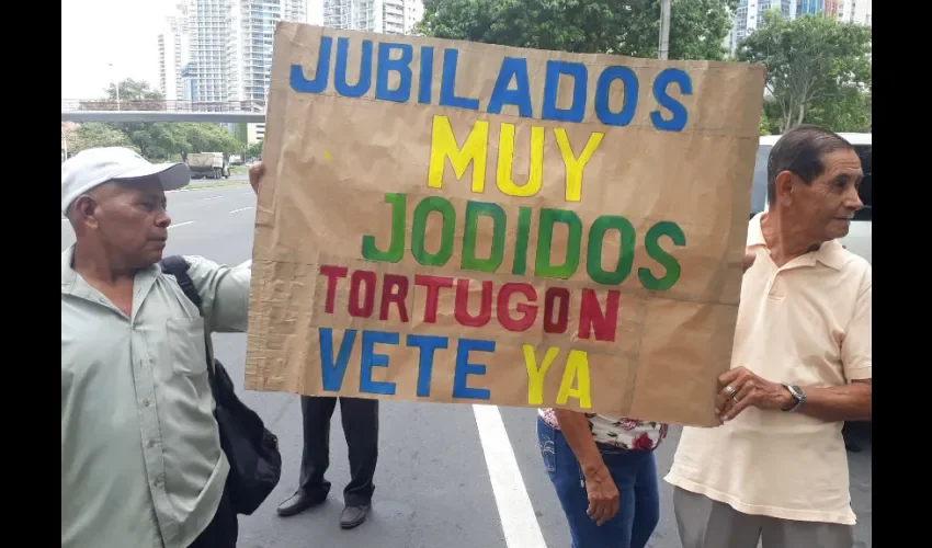 Los jubilados no se guardaron nada en sus carteles. Foto: Jesús Simmons