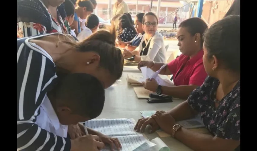 La beca es para que los padres de los estudiantes compren los materiales escolares de sus hijos. Foto: Archivo