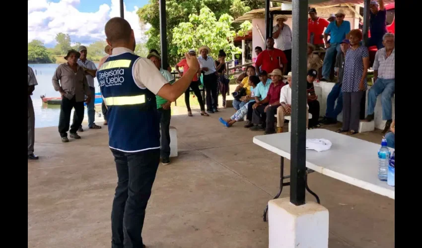 Foto ilustrativa de la reunión de la Defensoría del Pueblo con los moradores afectados. Cortesía. 