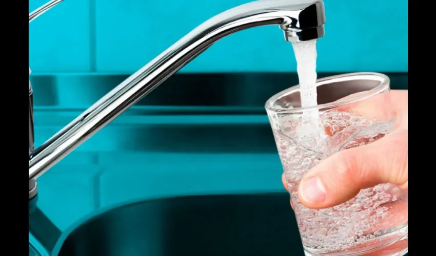 Foto ilustrativa de una persona tomando agua. 