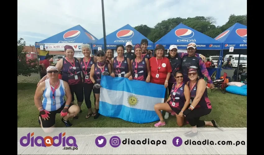 Las sobrevivientes de cáncer de mamá  del equipo Nahual Rosa encontraron en remar mejoría a su salud. Foto: Jesús Simmons