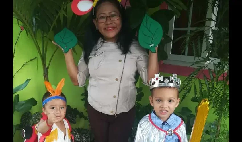 La directora del plantel  junto a los niños. Foto: Cortesía