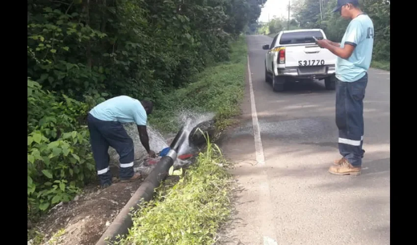 Foto ilustrativa de moradores recogiendo agua. 