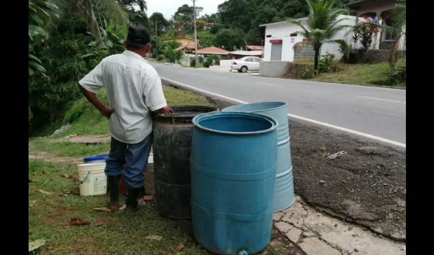 Foto ilustrativa de los afectados por falta de agua. 