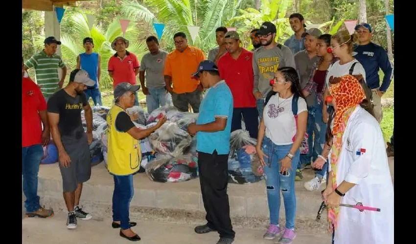 En tanto, la docente Isabel Medina, en representación del Club de Leones Campana hizo entrega de los libros y compartió un mensaje puntual. 