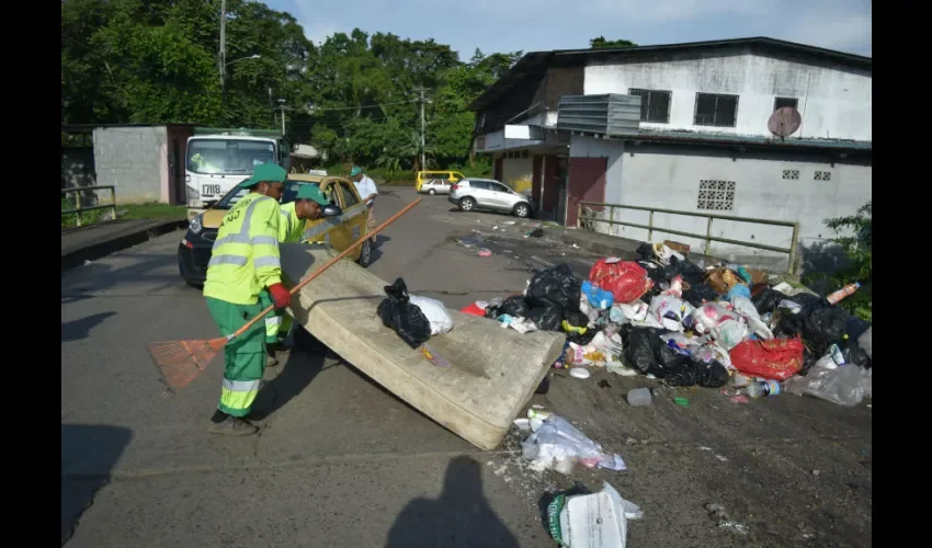 Dos volquetes, dos carros rejillas, una caja abierta (roll-on roll-up) y una retroexcavadora de la Junta Comunal, fueron usados en el operativo. Foto: Cortesía