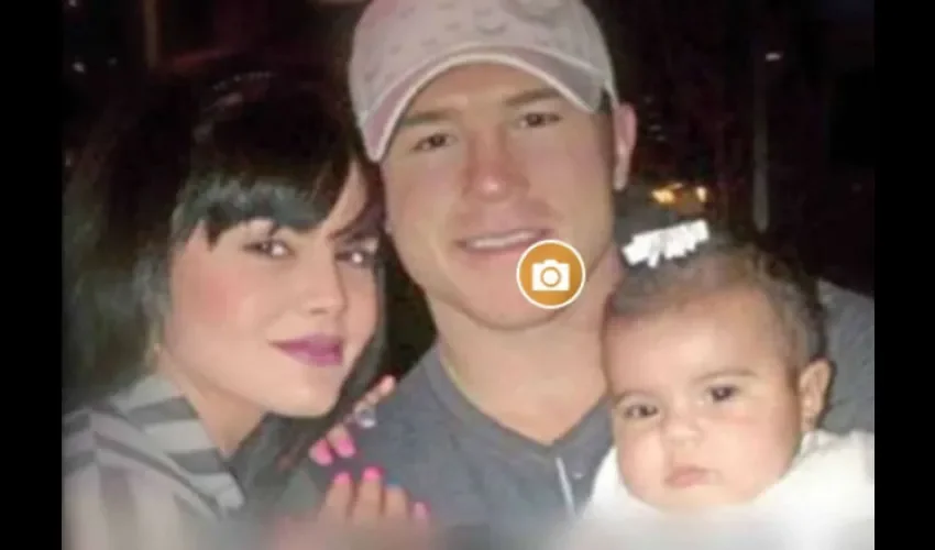 Valeria junto a 'Canelo' y su hija Mía.