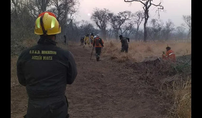 Equipo que participa en las labores de extinción.Cortesía. 