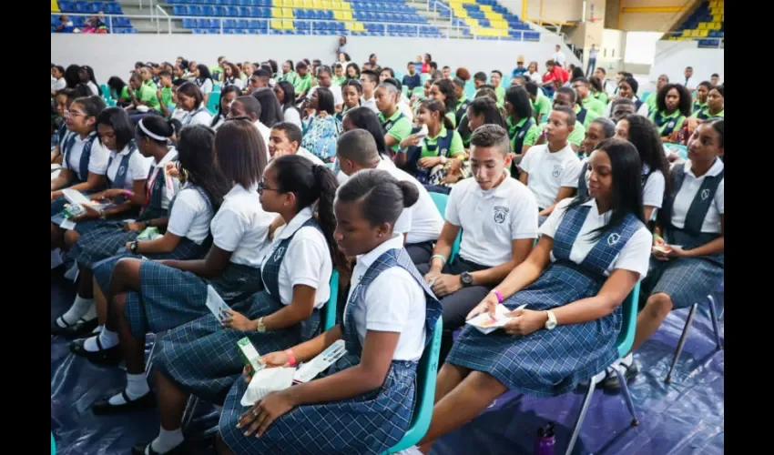 Foto ilustrativa de los jóvenes que participaron de la jornada de inducción. 