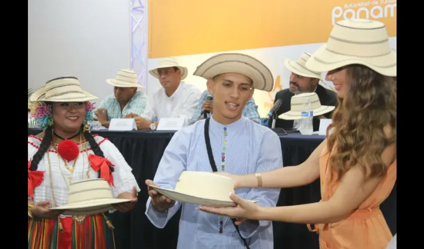 Foto ilustrativa de varios modelos de sombreros pintados. 