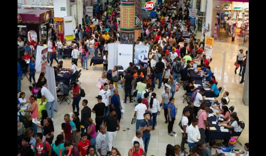 Foto ilustrativa de una feria de empleo. 