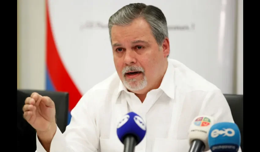 Presidente de la Comisión de Justicia de la Concertación Nacional para el Desarrollo de Panamá, Enrique de Obarrio, habla este miércoles durante una conferencia de prensa en Ciudad de Panamá (Panamá).