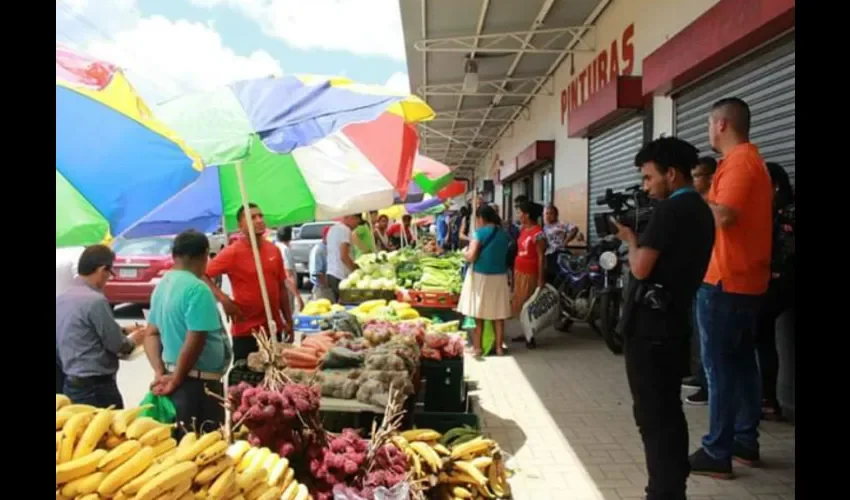 Foto ilustrativa del recorrido de las autoridades. 