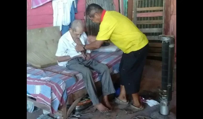 La escena demuestra la entrega que tiene este hijo para con su padre de 92 años.  